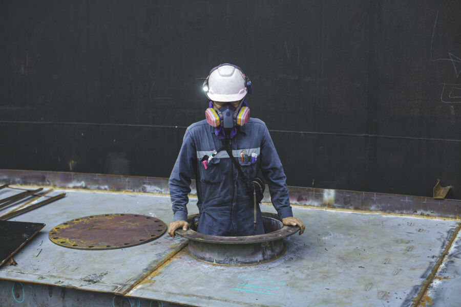 Imagem male-worker-inside-pontoon-tank-storage-visual-inspection-tank-into-confined-space-is-blower-air